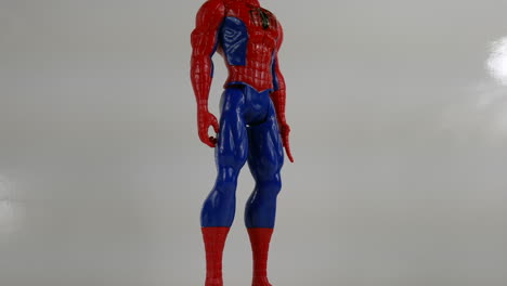 Figura-De-Juguete-De-Spiderman,-Estudio-Inclinado-Hacia-Arriba-Con-Fondo-Blanco.