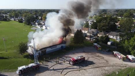 Gebäudebrand-Mit-Offener-Flamme-Und-Enormer-Rauchmenge,-Luftaufnahme-Einer-Drohne