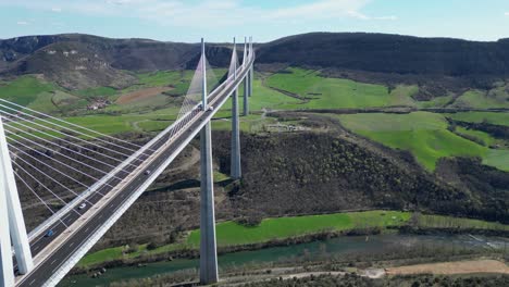 Los-Coches-Conducen-El-Viaducto-De-Millau,-Puente-Sobre-El-Río-Tarn-En-Aveyron,-Francia---Antena-4k