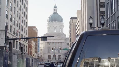 Vea-La-Carretera-En-Indianápolis,-Indiana,-Del-Edificio-Del-Capitolio-Del-Estado-De-Indiana-Con-Tráfico-De-Vehículos-Y-Video-Inclinado-Hacia-Arriba.