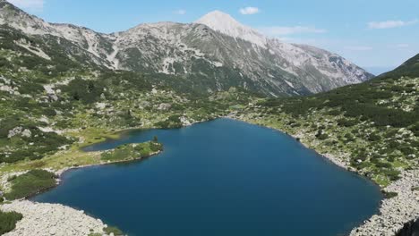 Lago-De-Montaña-Del-Parque-Nacional-Pirin-Y-Paisaje-Natural-En-Bulgaria---Antena-4k