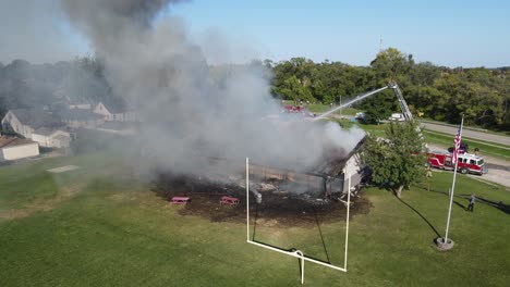 Los-Camiones-De-Bomberos-Llegaron-Para-Extinguir-Las-Llamas-Del-Edificio-En-Llamas-En-Lincoln-Park,-Michigan,-EE.UU.