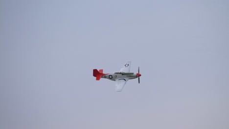 Icónico-P-51-Mustang-Histórico-Avión-Warbird-Volando---Tiro-De-Seguimiento