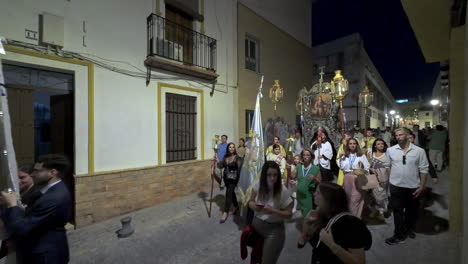 Gruppe-Von-Menschen-Mit-Stumpenkerzen-Marschieren,-Religiöse-Abendveranstaltung-In-Sevilla,-Spanien