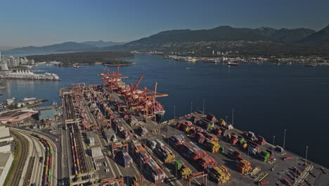 Terminal-De-Contenedores-Del-Centro-De-Paso-Elevado-V90-Aéreo-De-Vancouver-BC-Canadá-Que-Captura-Las-Vistas-De-Los-Astilleros-Y-La-Red-Ferroviaria-Del-Lado-Este,-El-Puerto,-El-Paisaje-Urbano-Y-Las-Montañas-Del-Oeste---Filmada-Con-Mavic-3-Pro-Cine---Julio-De-2023