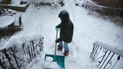 Un-Hombre-Limpia-La-Nieve-En-Las-Escaleras-De-Una-Casa-Con-Una-Pala