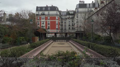 Pariser-Gebäude-Im-Stadtteil-Montmartre-Im-Frühherbst
