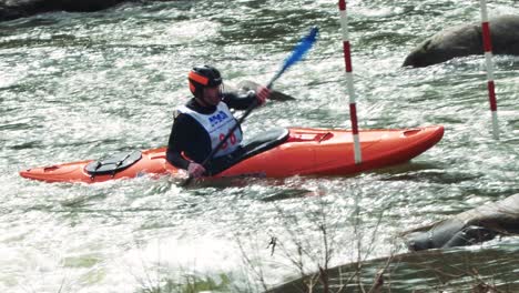 Wildwasserkajakfahrer-Rennfahrer,-Nahaufnahme