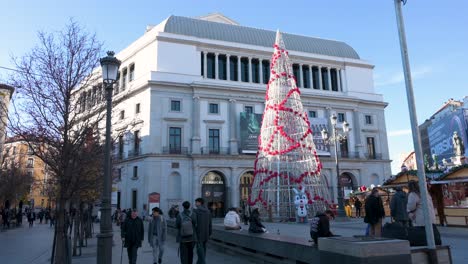 Man-Sieht-Menschen-Vor-Dem-Teatro-Real-An-Der-Plaza-Isabel-II-Und-Gegenüber-Dem-Königspalast,-Spaniens-Bedeutendster-Institution-Für-Darstellende-Und-Musikalische-Künste.