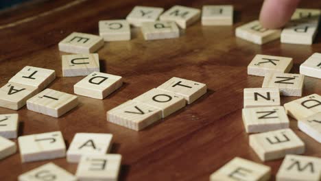 Das-Wort-„Vote“-Besteht-Aus-Scrabble-Buchstaben-Auf-Einer-Hölzernen-Tischplatte