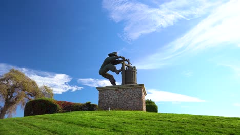 El-Valle-De-Napa,-La-Escultura-De-La-Trituradora-De-Uva-Retrocede-En-Un-Día-Nublado-Con-Un-Cielo-Vibrante