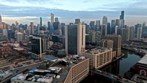 Drone-shot-panning-in-front-of-the-Chicago-avenue-and-the-skyline-of-River-North