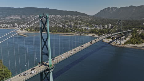 Vancouver-BC-Canadá-Dron-Aéreo-V101-Vuela-Junto-Al-Puente-Lions-Gate-A-Través-De-La-Ensenada-De-Burrard-Hacia-La-Costa-Oeste-Capturando-El-Tráfico-De-Vehículos-Y-Las-Vistas-De-Las-Montañas---Filmado-Con-Mavic-3-Pro-Cine---Julio-De-2023