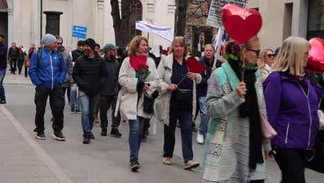 Manifestantes-Por-La-Regulación-Del-Covid-Marchan-En-Las-Calles-De-Estocolmo,-Suecia