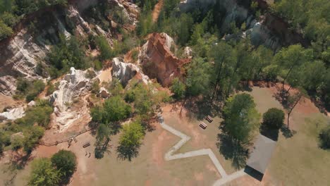 Epische-Drohnenaufnahmen-Des-Providence-Canyon-State-Parks-In-Georgia