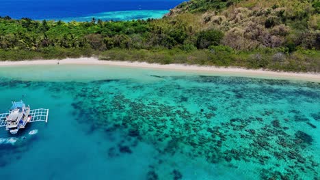 Drohnenaufnahmen-Von-Einem-Strand-Und-Einer-Türkisfarbenen-Lagune-In-Der-Nähe-Von-Palawan-Auf-Den-Philippinen-Mit-Booten-Und-Schwimmern
