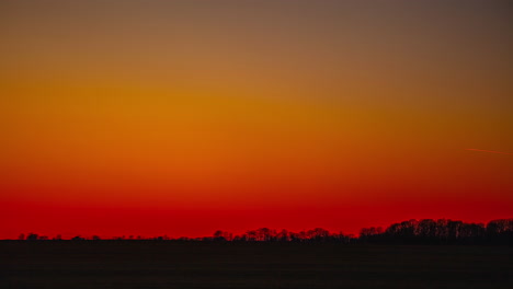 Goldener-Roter-Himmel,-Sonnenuntergang,-Sonnenaufgang,-Heller,-Dunkler-Wald-Unterstreicht-Die-Naturlandschaft