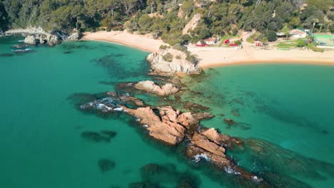 Entdecken-Sie-Die-Wunder-Der-Luft-Von-Lloret-De-Mar-Und-Entdecken-Sie-Die-Faszinierende-Mischung-Aus-Kristallklarem-Blauem-Wasser-Und-Luxuriösen-Touristenattraktionen-Wie-Santa-Cristina-Und-Cala-Treumal