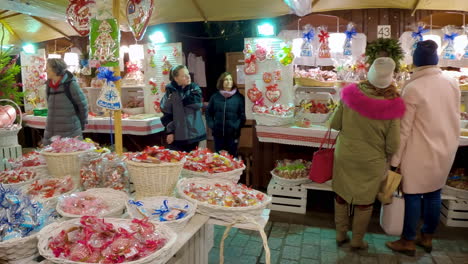 Puestos-Navideños-Con-Pan-De-Jengibre-Por-La-Noche-En-La-Plaza-Principal-Del-Mercado-De-Cracovia,-Polonia