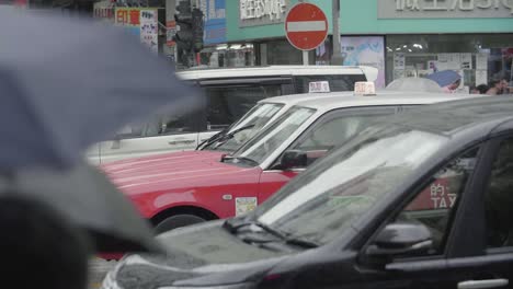 Verkehr-In-Hongkong-Während-Der-Hauptverkehrszeit-Mit-Fußgängern,-Autos,-Taxis-An-Einem-Bewölkten-Tag---Zeitlupe