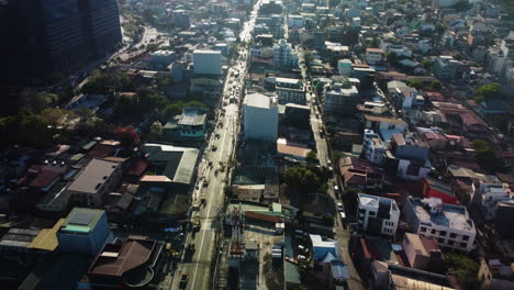 Drone-Con-Vistas-A-La-Carretera-Radial-4,-En-La-Soleada-Makati,-Filipinas