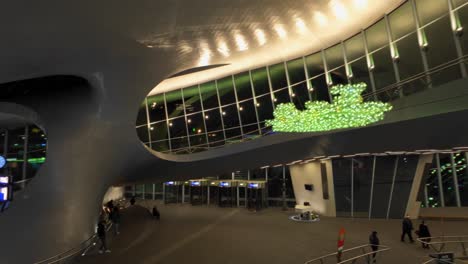 Diseño-De-Arquitectura-Futurista-De-La-Estación-Central-De-Trenes-Y-Autobuses-De-Arnhem-Por-La-Noche.