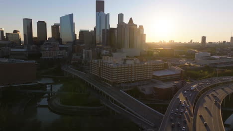 Luftaufnahme-Nähert-Sich-Der-University-Of-Houston-Downtown,-Sonnenaufgang-In-Texas,-USA