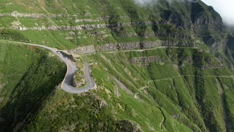 Drohnenflug-Entlang-Scharfer-Madeira-Haarnadelkurve-Auf-üppigen-Madeira-Hügelklippen