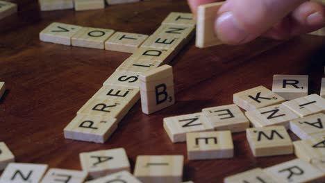 Nahaufnahme-Scrabble-Kreuzworträtsel:-Wörter-„Vote“,-„Präsident“-Und-„Biden“-Gebildet