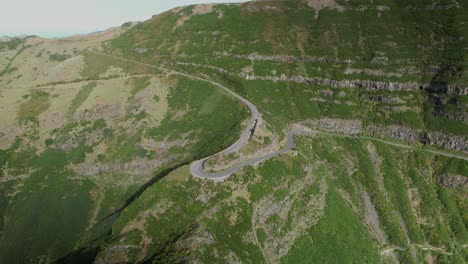 Drohne-Nach-Oben-Kran-Offenbaren-Scharfe-Madeira-Haarnadelkurve-Auf-üppigen-Bergklippen