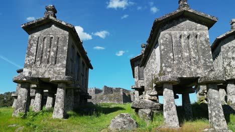 Lindoso-Viejos-Graneros-En-El-Parque-Nacional-Peneda-Geres,-Norte-De-Portugal---Inclinándose-Hacia-Arriba