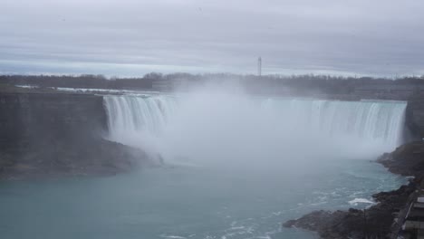 Ser-Testigo-De-La-Grandeza-De-Las-Cataratas-Del-Niágara-Bajo-Un-Cielo-Nublado.