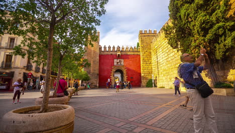 Wunderbarer-Zeitraffer-Auf-Dem-Alcazar-Platz-In-Sevilla,-Wunderschöner-Sonnenuntergang-über-Der-Festung,-Spanien