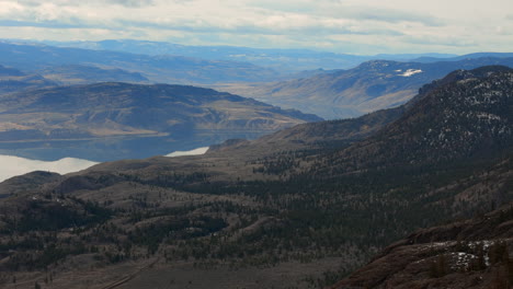 Die-Flüsternden-Kiefern-Der-Skyline-Von-Thompson-Okanagan