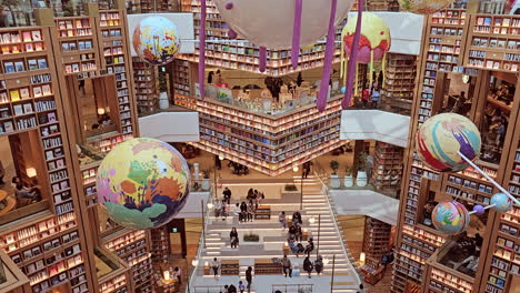 Interior-De-La-Biblioteca-Del-Grand-Starfield-Suwon-Hall---Vista-De-ángulo-Alto