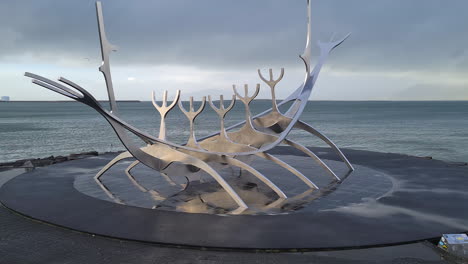 Sun-Voyager-Sculpture,-Reykjavik,-Iceland