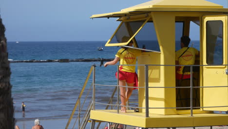 Ein-Gelber-Rettungsschwimmerturm-Steht-Wache-An-Einem-Sandstrand