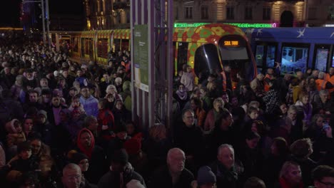 Toma-Panorámica-De-Lugareños-Escuchando-Al-Alcalde-De-Montpellier-Revelar-Transporte-Gratuito.