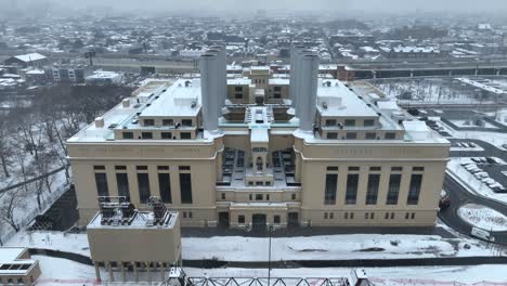 Aerial-shot-of-a-large-power-plant-in-America