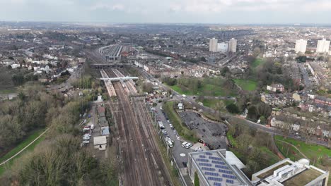 Zug-Auf-Der-Eisenbahnlinie-Hornsey-Nord-London,-Großbritannien,-Drohne,-Luftaufnahme
