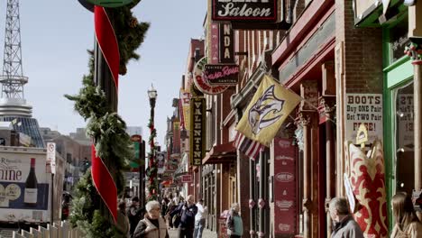 Touristen-Auf-Der-Broadway-Street-In-Nashville,-Tennessee-Während-Des-Tages-Mit-Video,-Das-In-Zeitlupe-Nach-Unten-Kippt