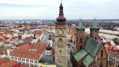 Torre-Bila-Vez-Y-Catedral-Del-Espíritu-Santo-En-El-Casco-Antiguo-De-Hradec-Kralove,-República-Checa