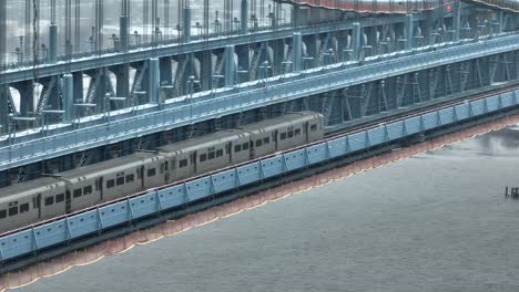 Tren-Urbano-De-Alta-Velocidad-Viajando-Bajo-Un-Puente.