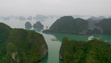 Ascending-aerial-over-popular-tourist-destination-Halong-Bay,-Vietnam