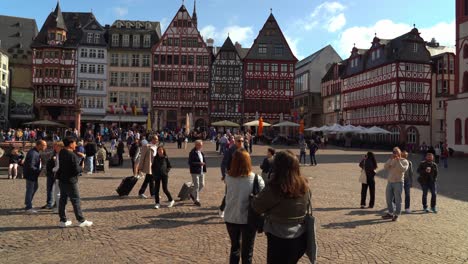 Como-Lugar-De-Numerosas-Coronaciones-Imperiales,-Ferias-Comerciales-Y-Mercados-Navideños,-La-Plaza-Römerberg-En-Frankfurt-Marca-El-Corazón-Histórico-Del-Casco-Antiguo-Medieval