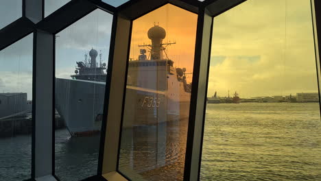 Hdms-Danés-Vædderen-F359-Patrullero-De-La-Marina-En-El-Puerto,-Vista-Desde-Las-Ventanas-De-La-Sala-De-Conciertos-Harpa,-Reykjavik,-Islandia