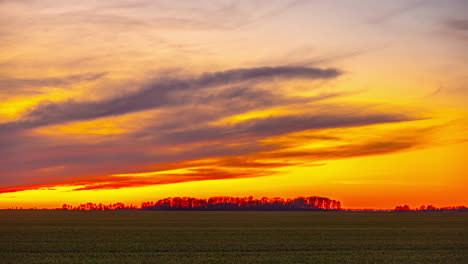 Wunderschöner-Goldener-Stundenhimmel,-Zeitraffer,-Bewegte-Riesige-Wolken,-Sonnenuntergang,-Sonnenaufgang