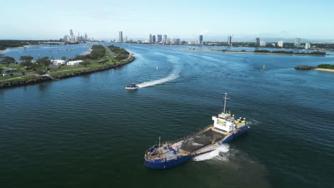 Buque-De-Dragado-De-Arena-Ubicado-En-Una-Concurrida-Ensenada-Oceánica-De-La-Ciudad-Para-Un-Proyecto-De-Rejuvenecimiento-Costero