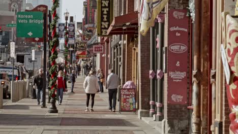 Tourists-on-Broadway-Street-in-Nashville,-Tennessee-during-the-day-with-video-stable