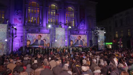 El-Alcalde-Mickael-Delafosse-Se-Dirige-A-Los-Ciudadanos-En-La-Ópera-De-Montpellier.